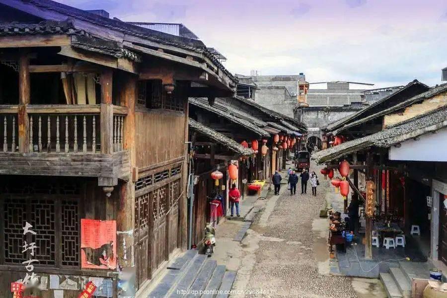 男子边打电话边救人,徒手接住坠楼孩子